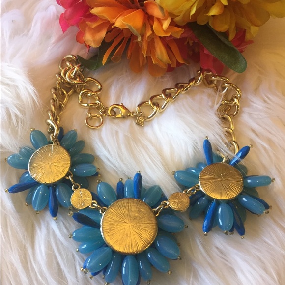 NWOT Banana Republic Blue Dahlia Burst Necklace - Picture 4 of 5